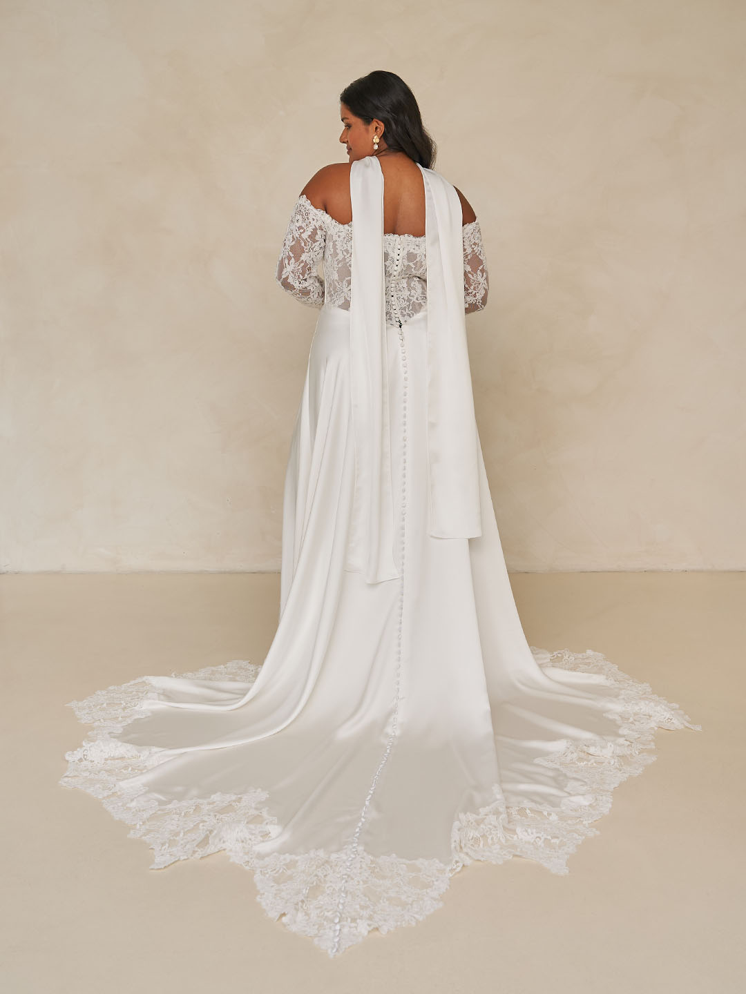 ward cleanes brautkleid mit spitzendetails und schlitz ward cleanes brautkleid mit spitzendetails und schlitz