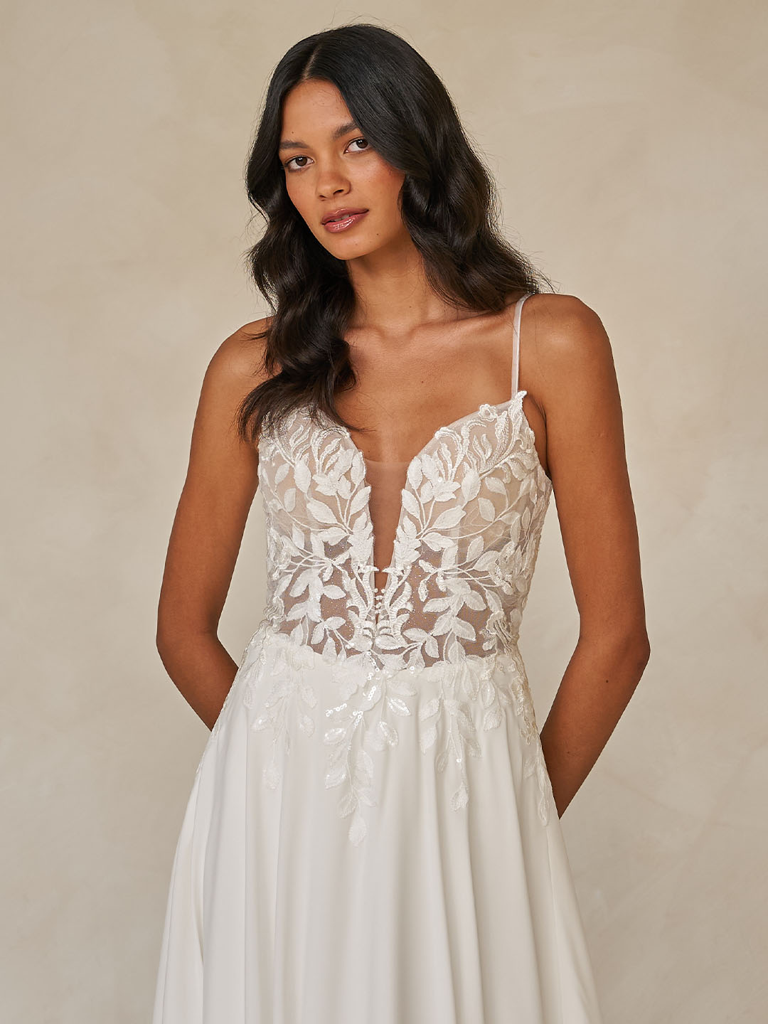 westwood leichtes brautkleid mit trägern und tiefem ausschnitt westwood leichtes brautkleid mit trägern und tiefem ausschnitt