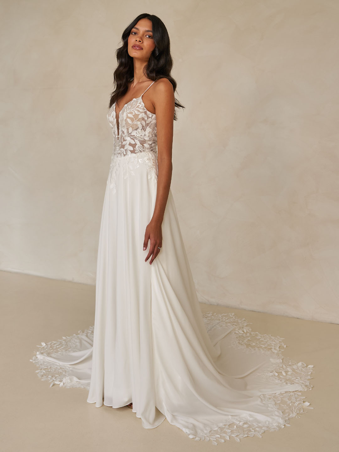 westwood leichtes brautkleid mit trägern und tiefem ausschnitt westwood leichtes brautkleid mit trägern und tiefem ausschnitt