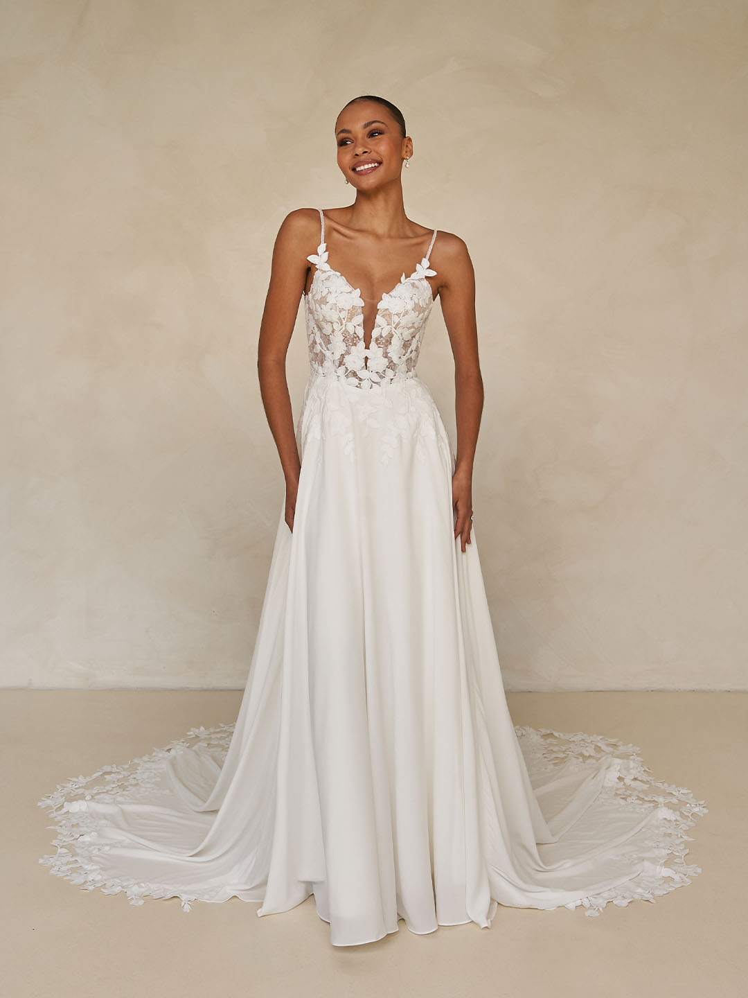 whyte leichtes brautkleid mit spitze und langer schleppe whyte leichtes brautkleid mit spitze und langer schleppe