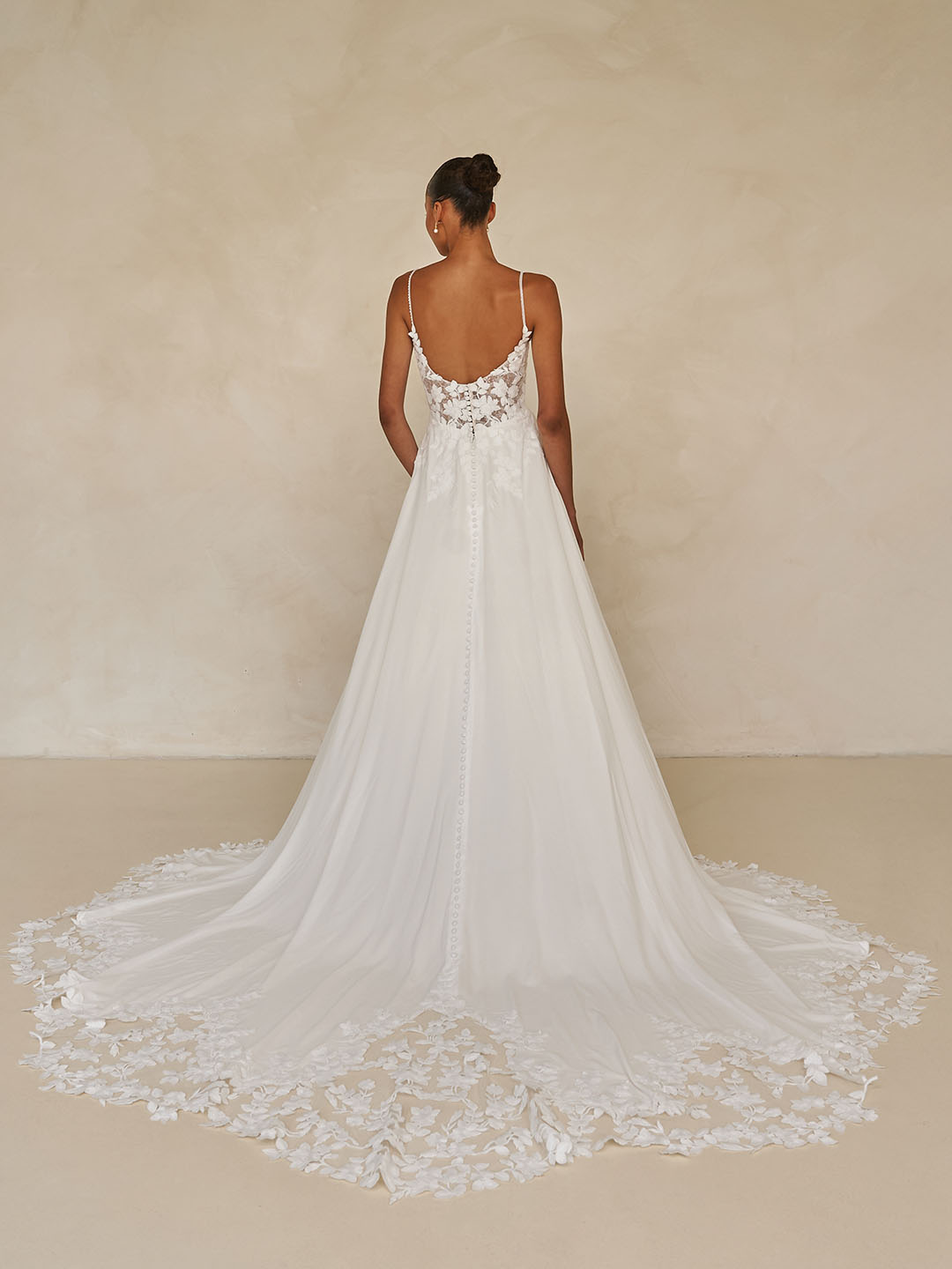 whyte leichtes brautkleid mit spitze und langer schleppe whyte leichtes brautkleid mit spitze und langer schleppe