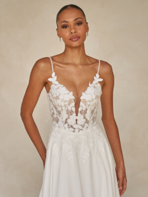 whyte leichtes brautkleid mit spitze und langer schleppe