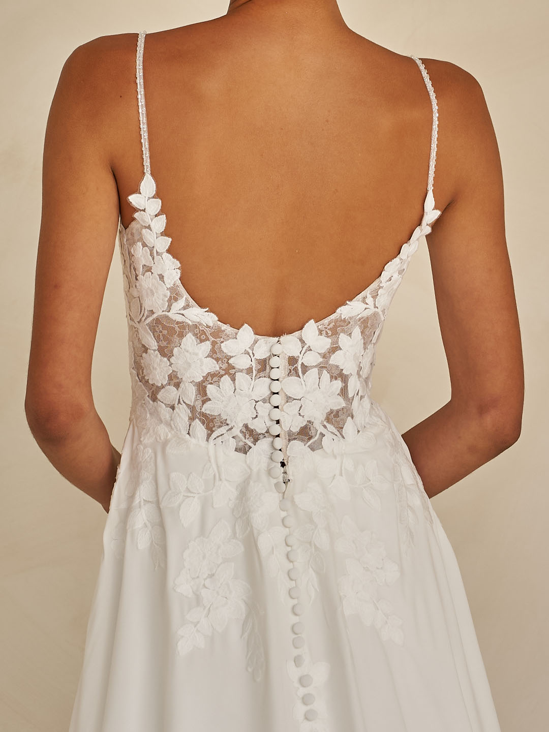 whyte leichtes brautkleid mit spitze und langer schleppe whyte leichtes brautkleid mit spitze und langer schleppe