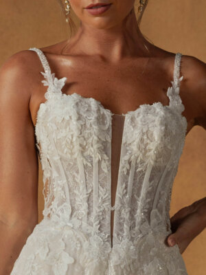 Filigrane florale Spitze am V-Ausschnitt eines Brautkleides mit glitzernden Akzenten, Traumkleid-Detail für Stade.