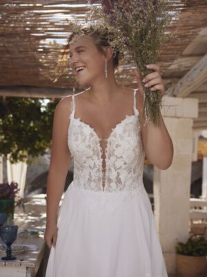 yara fließendes brautkleid mit tiefem v ausschnitt und spitze auf der schleppe