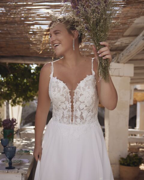 yara fließendes brautkleid mit tiefem v ausschnitt und spitze auf der schleppe yara fließendes brautkleid mit tiefem v ausschnitt und spitze auf der schleppe