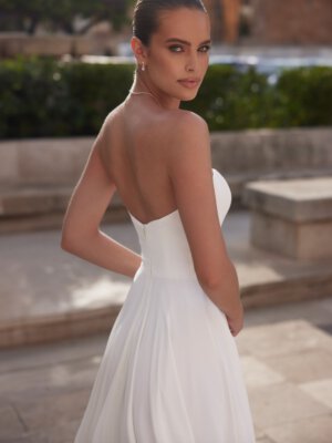 simone schlichtes brautkleid mit schlitz und leichtem rock
