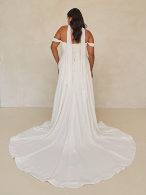 Schlichtes A-Linie Brautkleid in Weiß mit langer Schleppe, Knopfleiste am Rücken und abnehmbaren Chiffon-Bändern.