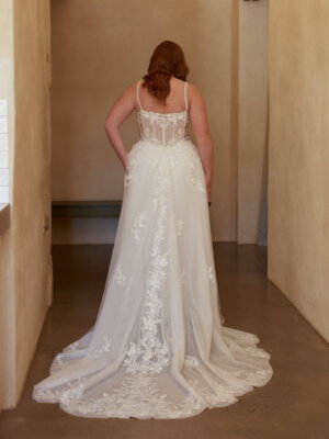 Rückenansicht eines Spitzen-Brautkleides mit Korsage, Knopfleiste und langer Tüll-Schleppe für Bräute aus Hamburg.