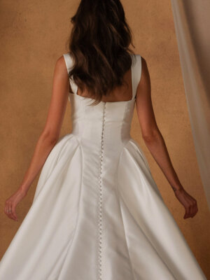 Brautkleid Rücken-Detail mit feiner Knopfleiste und tief angesetztem Rockvolumen, edler Satin-Look für deine Hochzeit in Cuxhaven.