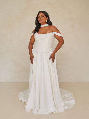 Elegantes, schulterfreies Brautkleid in A-Linie mit fließendem Rock und drapierter Korsage für einen modernen Braut-Look.