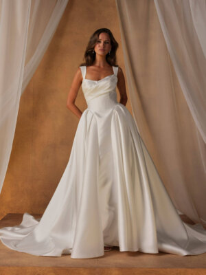 Cleanes Prinzessin-Brautkleid aus glänzendem Satin mit ausgestelltem Rock und Taschen, moderner Bridal-Style für Bräute aus Bremen.