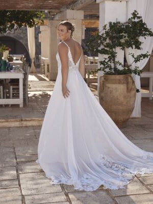 yara fließendes brautkleid mit tiefem v ausschnitt und spitze auf der schleppe