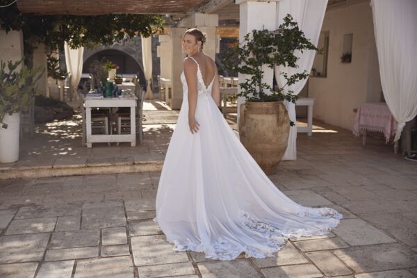 yara fließendes brautkleid mit tiefem v ausschnitt und spitze auf der schleppe yara fließendes brautkleid mit tiefem v ausschnitt und spitze auf der schleppe