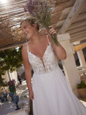 yara fließendes brautkleid mit tiefem v ausschnitt und spitze auf der schleppe