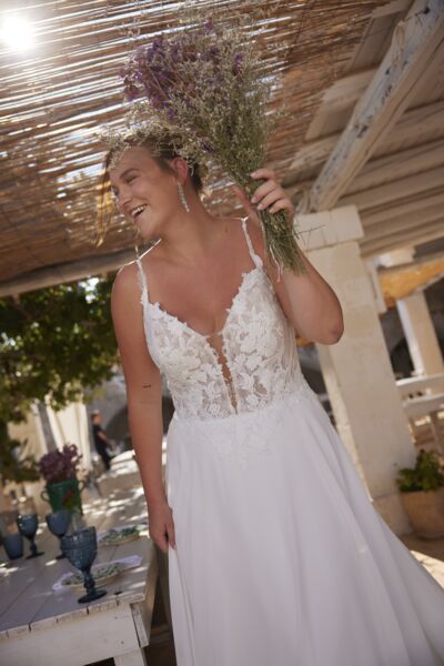 yara fließendes brautkleid mit tiefem v ausschnitt und spitze auf der schleppe yara fließendes brautkleid mit tiefem v ausschnitt und spitze auf der schleppe