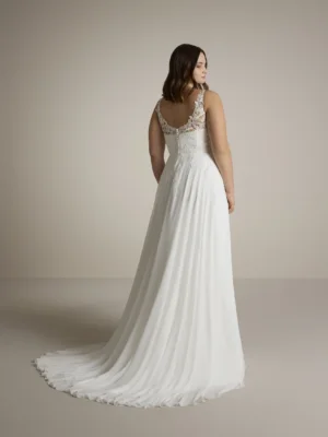 daria fließendes brautkleid mit blätterspitze und breiten trägern