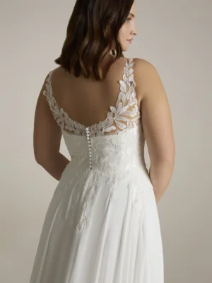 daria fließendes brautkleid mit blätterspitze und breiten trägern