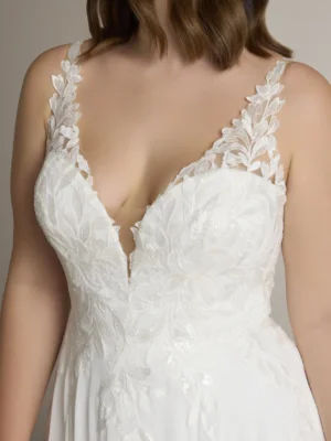 daria fließendes brautkleid mit blätterspitze und breiten trägern