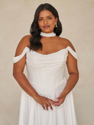 Fließendes Brautkleid aus Chiffon mit Carmen-Ausschnitt, drapierter Korsage und passendem Halsband-Accessoire.