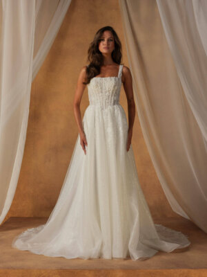 Romantisches A-Linien Brautkleid mit floraler Spitze, geradem Ausschnitt und zarten Trägern für Bräute in Cuxhaven und Stade.