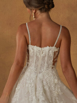 Nahaufnahme der Rückenpartie eines Glitzer-Brautkleides mit Perlen-Trägern und filigraner Spitzen-Applikation für Oldenburg.