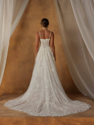 Rückenansicht eines Spitzen-Brautkleides mit transparenter Korsage, Knopfleiste und langer Tüll-Schleppe für Bräute aus Hamburg.