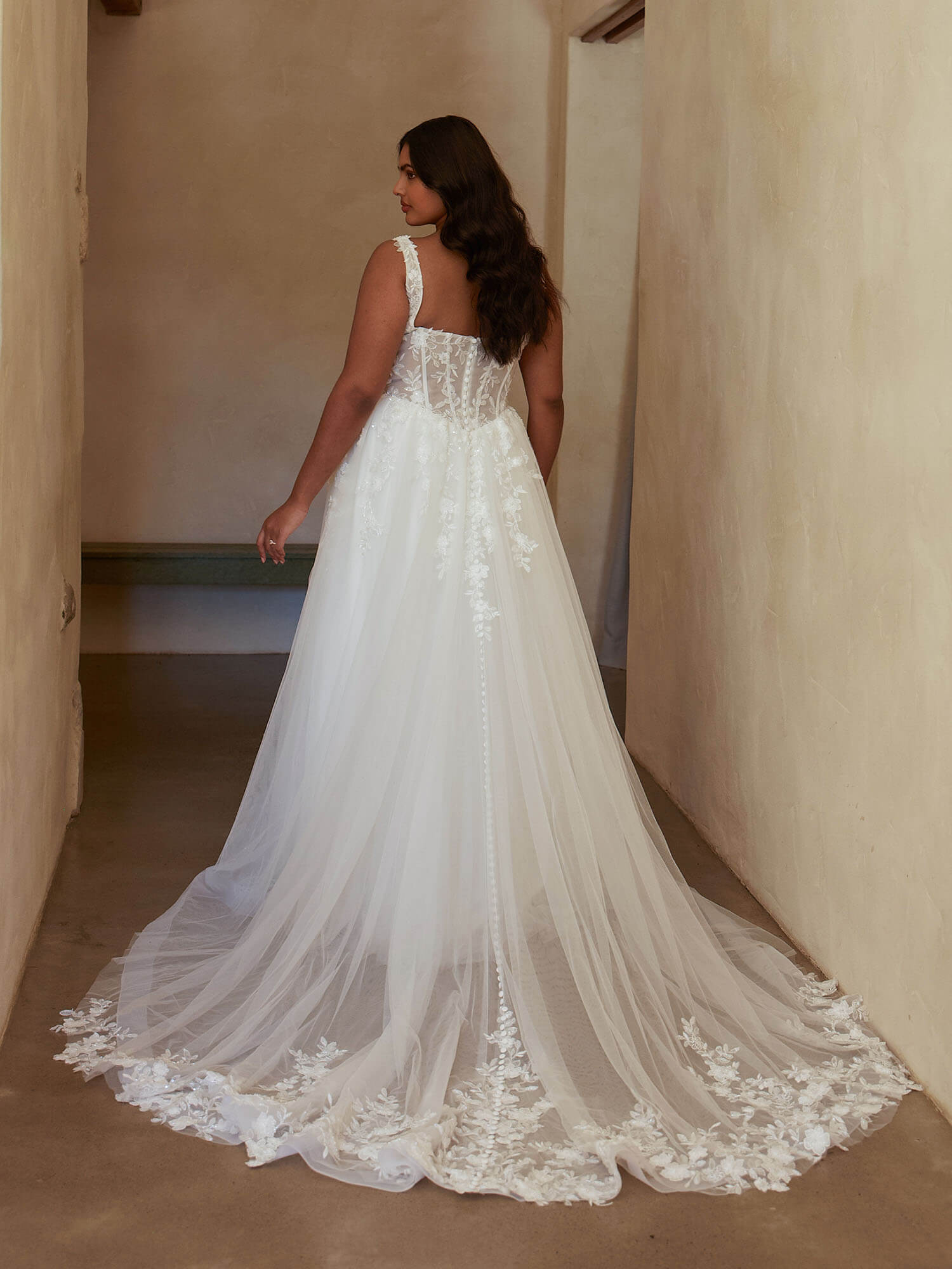 Ivory Brautkleid in A-Linie mit floraler Spitze und langer Schleppe, professionelle Beratung für Bräute aus Oldenburg.