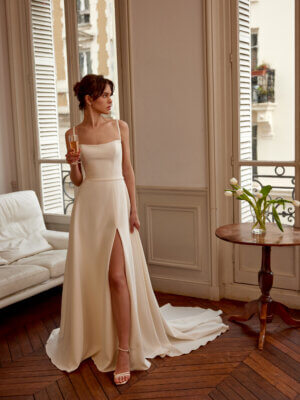 antonia cleanes brautkleid mit geradem ausschnitt und cutouts