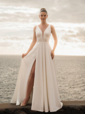 Lorena - cleanes Brautkleid mit breiten Trägern und V-Ausschnitt