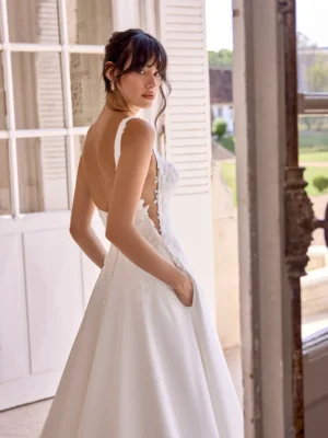 Elegantes Brautkleid im A-Linien-Stil mit eckigem Ausschnitt, feiner Spitzenstickerei und praktischen Eingriffstaschen, exklusiv erhältlich in Cuxhaven.