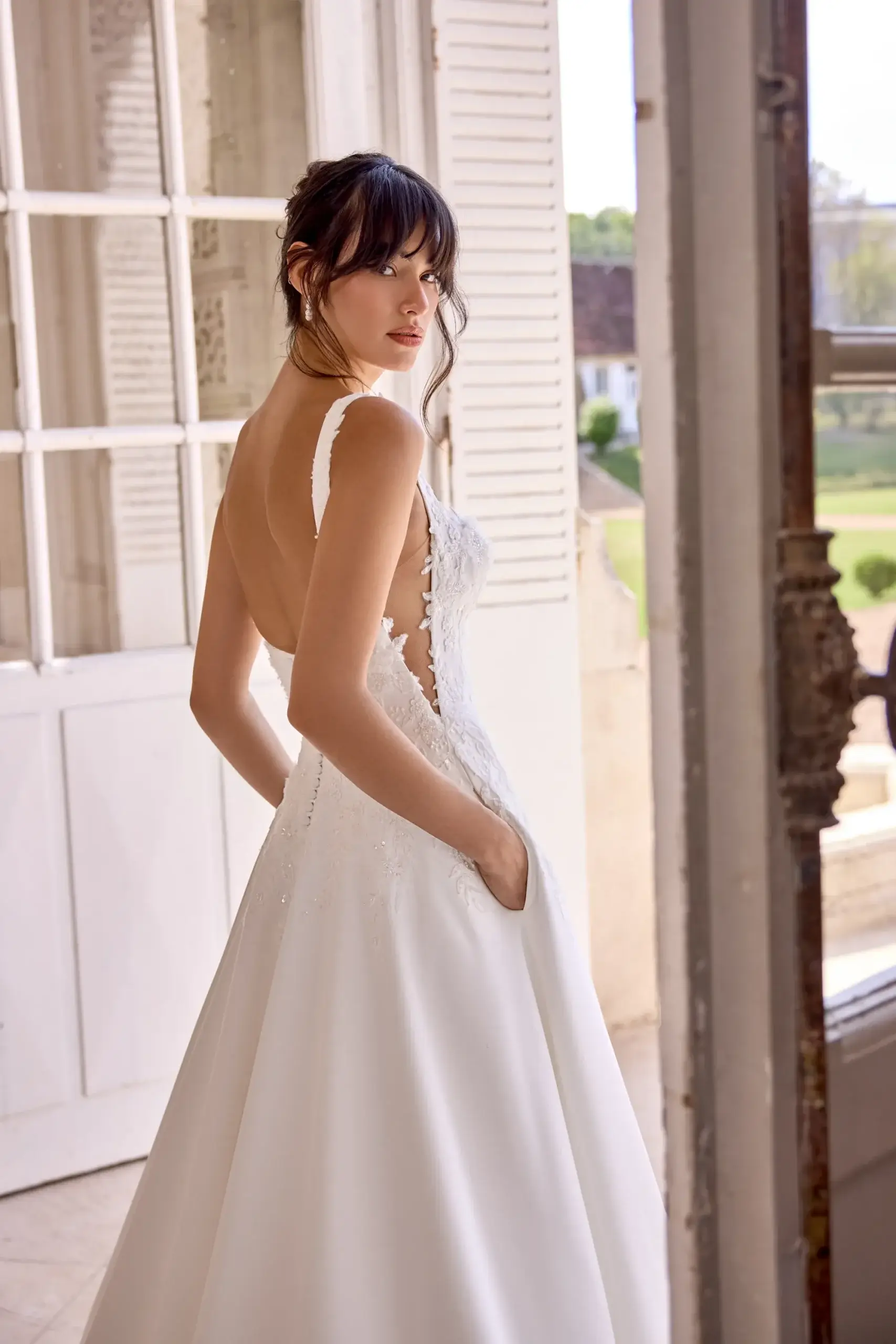 Elegantes Brautkleid im A-Linien-Stil mit eckigem Ausschnitt, feiner Spitzenstickerei und praktischen Eingriffstaschen, exklusiv erhältlich in Cuxhaven.