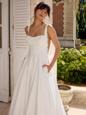Elegantes Brautkleid im A-Linien-Stil mit eckigem Ausschnitt, feiner Spitzenstickerei und praktischen Eingriffstaschen, exklusiv erhältlich in Cuxhaven.