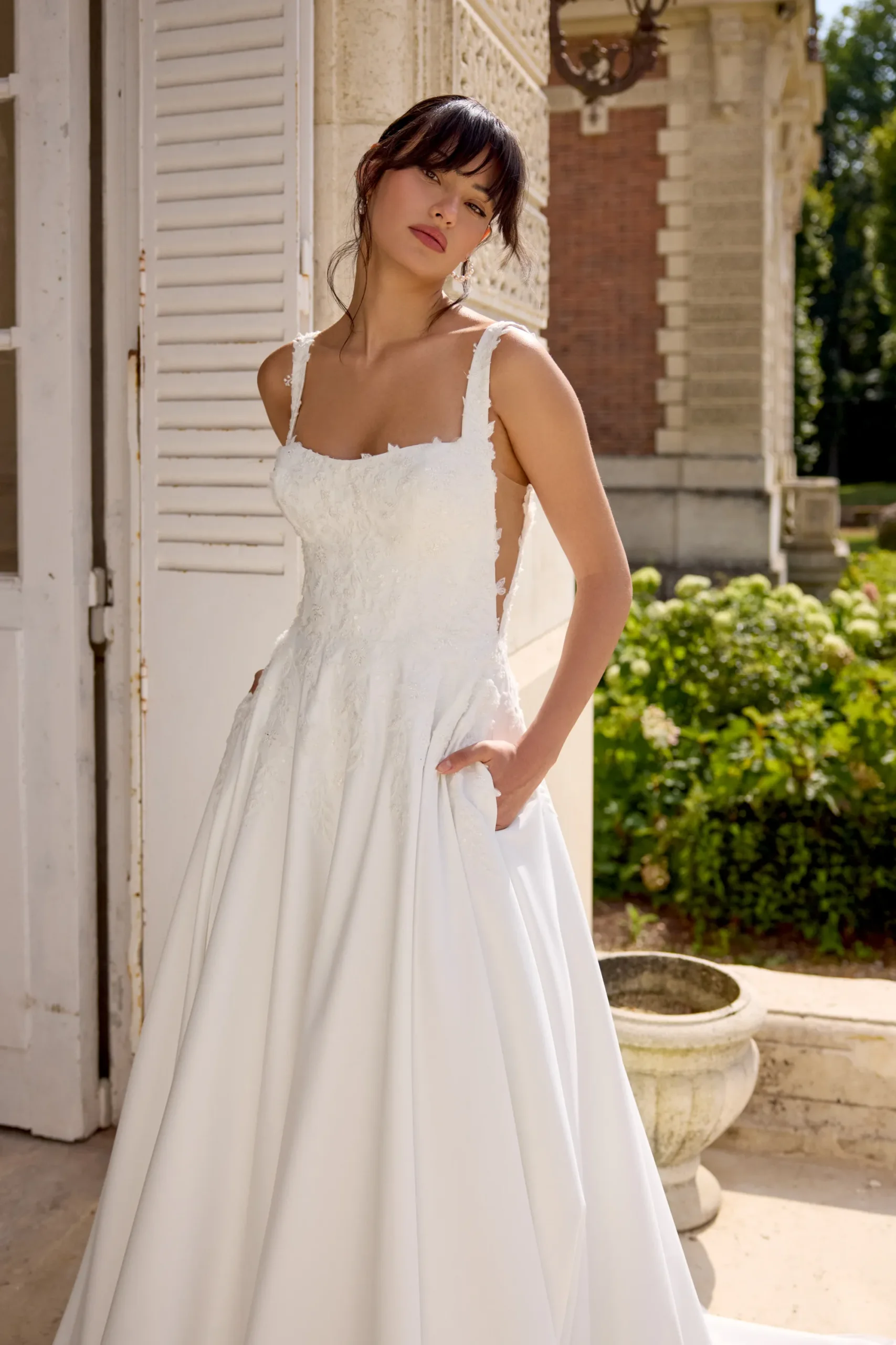Elegantes Brautkleid im A-Linien-Stil mit eckigem Ausschnitt, feiner Spitzenstickerei und praktischen Eingriffstaschen, exklusiv erhältlich in Cuxhaven.
