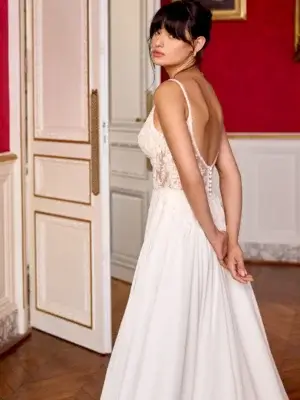 Romantisches Brautkleid im fließenden A-Linien-Stil mit transparentem Spitzenmieder, tiefe V-Ausschnitten und luftigem Chiffonrock, exklusiv erhältlich in Cuxhaven.