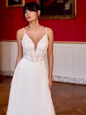 Romantisches Brautkleid im fließenden A-Linien-Stil mit transparentem Spitzenmieder, tiefe V-Ausschnitten und luftigem Chiffonrock, exklusiv erhältlich in Cuxhaven.