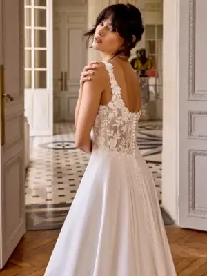 Romantisches Brautkleid im fließenden Boho-A-Linien-Stil mit floral verziertem Mieder, eckigem Ausschnitt und zartem Chiffonrock, exklusiv erhältlich in Cuxhaven.