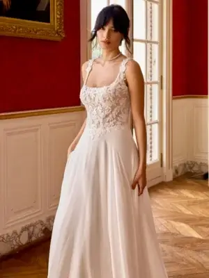 Romantisches Brautkleid im fließenden Boho-A-Linien-Stil mit floral verziertem Mieder, eckigem Ausschnitt und zartem Chiffonrock, exklusiv erhältlich in Cuxhaven.