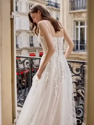Zartes Brautkleid im Boho-A-Linien-Stil mit floraler Spitzen-Corsage, zarten Spaghettiträgern und fließendem Tüllrock, exklusiv erhältlich in Cuxhaven.