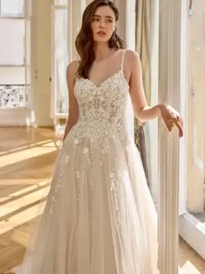 Zartes Brautkleid im Boho-A-Linien-Stil mit floraler Spitzen-Corsage, zarten Spaghettiträgern und fließendem Tüllrock, exklusiv erhältlich in Cuxhaven.