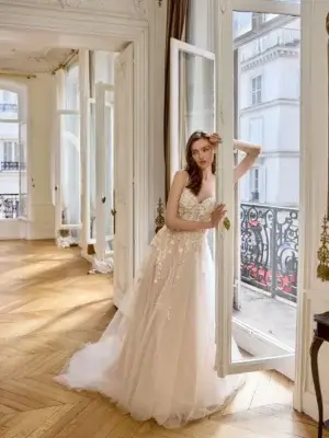 Zartes Brautkleid im Boho-A-Linien-Stil mit floraler Spitzen-Corsage, zarten Spaghettiträgern und fließendem Tüllrock, exklusiv erhältlich in Cuxhaven.