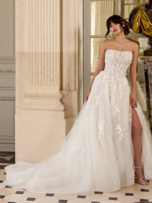 Märchenhaftes Brautkleid im A-Linien-Stil mit trägerloser Spitzen-Corsage, hohem Beinschlitz und fließendem Tüllrock, exklusiv erhältlich in Cuxhaven.