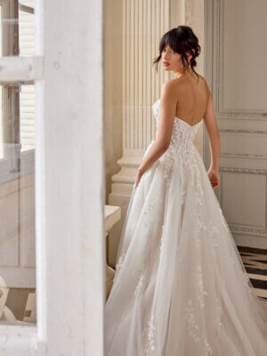 Märchenhaftes Brautkleid im A-Linien-Stil mit trägerloser Spitzen-Corsage, hohem Beinschlitz und fließendem Tüllrock, exklusiv erhältlich in Cuxhaven.