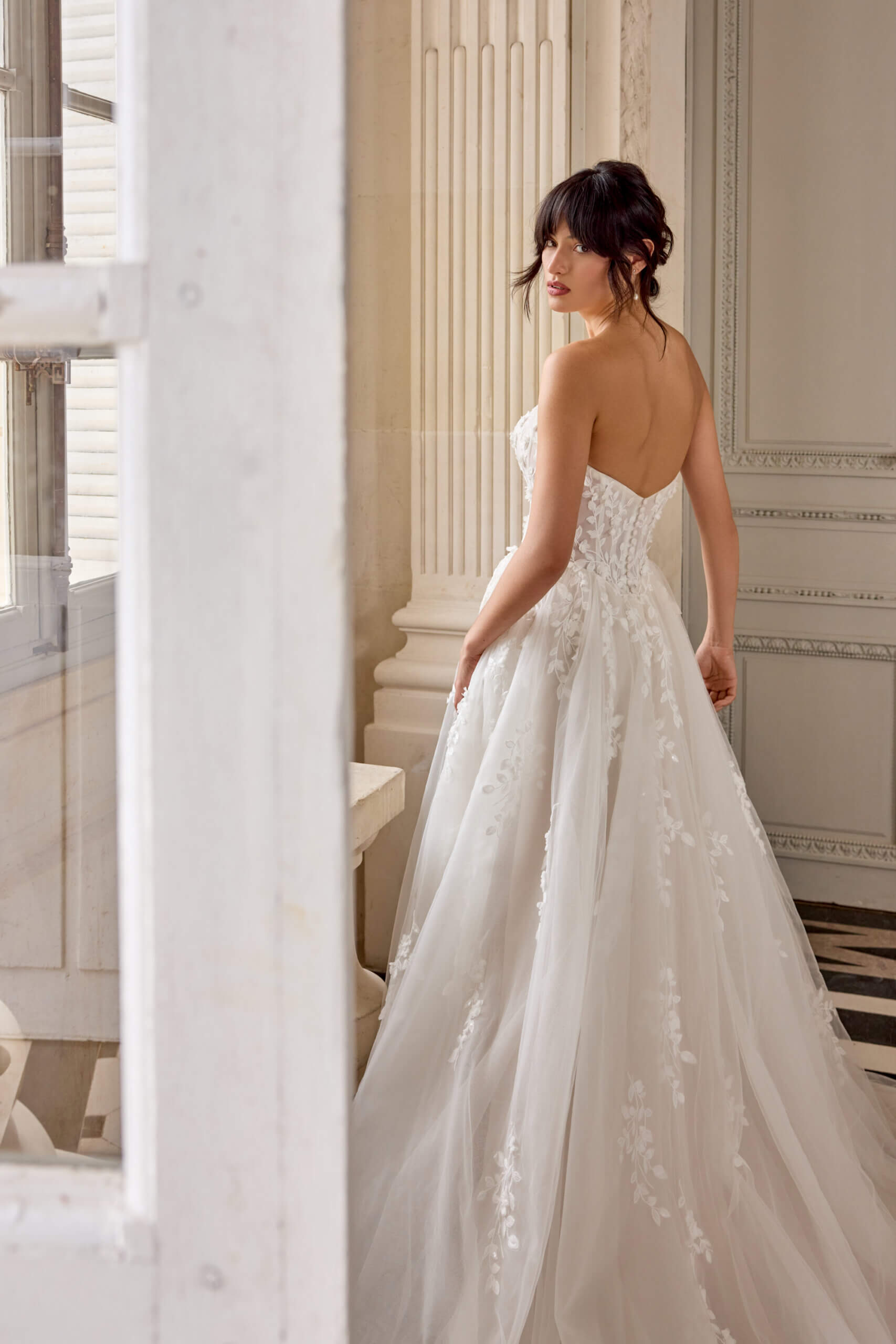Märchenhaftes Brautkleid im A-Linien-Stil mit trägerloser Spitzen-Corsage, hohem Beinschlitz und fließendem Tüllrock, exklusiv erhältlich in Cuxhaven.