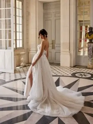 Märchenhaftes Brautkleid im A-Linien-Stil mit trägerloser Spitzen-Corsage, hohem Beinschlitz und fließendem Tüllrock, exklusiv erhältlich in Cuxhaven.