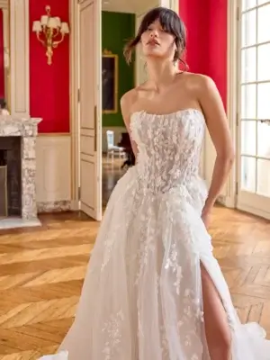 Märchenhaftes Brautkleid im A-Linien-Stil mit trägerloser Spitzen-Corsage, hohem Beinschlitz und fließendem Tüllrock, exklusiv erhältlich in Cuxhaven.