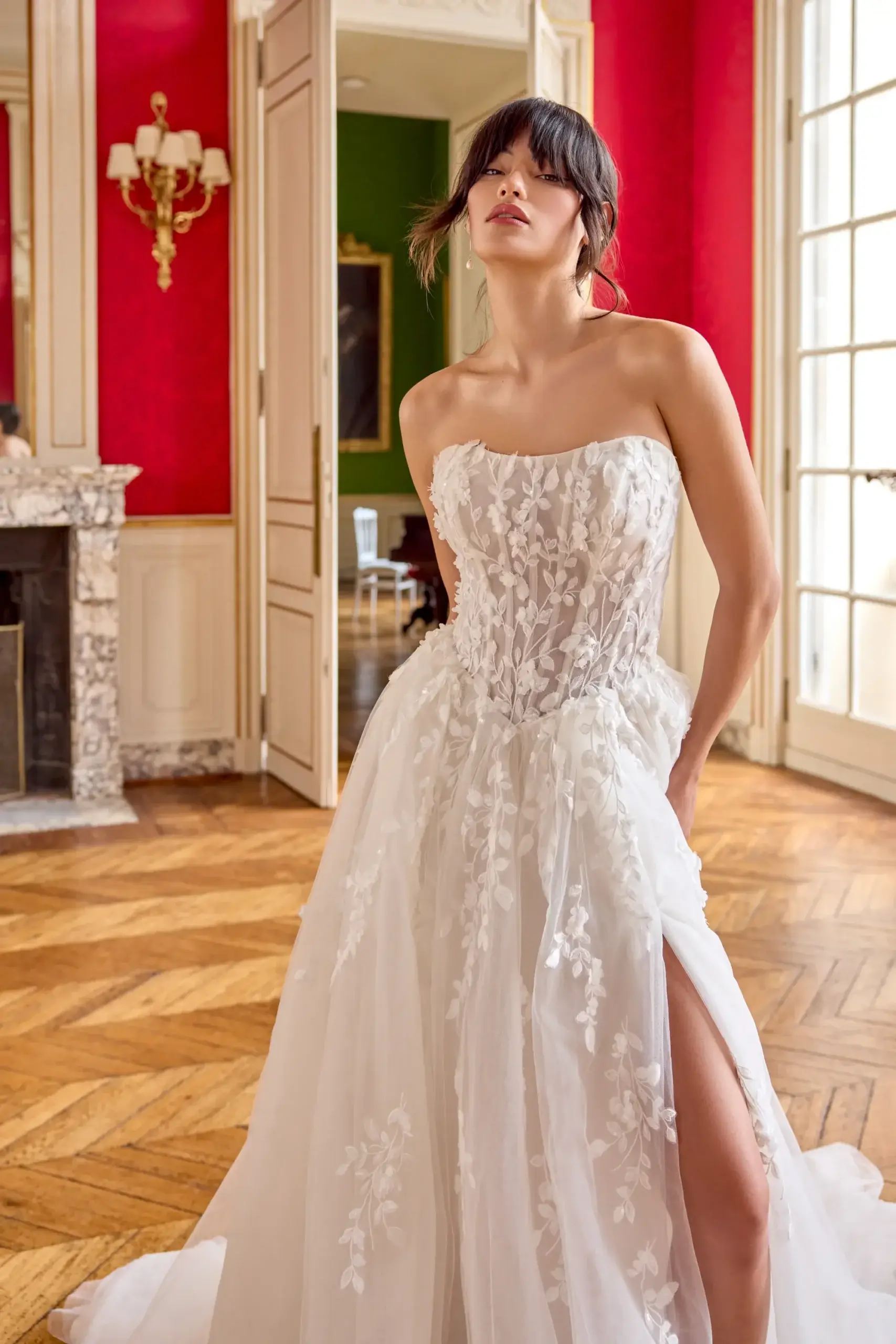 Märchenhaftes Brautkleid im A-Linien-Stil mit trägerloser Spitzen-Corsage, hohem Beinschlitz und fließendem Tüllrock, exklusiv erhältlich in Cuxhaven.