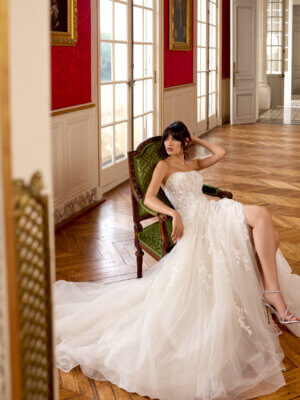 Märchenhaftes Brautkleid im A-Linien-Stil mit trägerloser Spitzen-Corsage, hohem Beinschlitz und fließendem Tüllrock, exklusiv erhältlich in Cuxhaven.