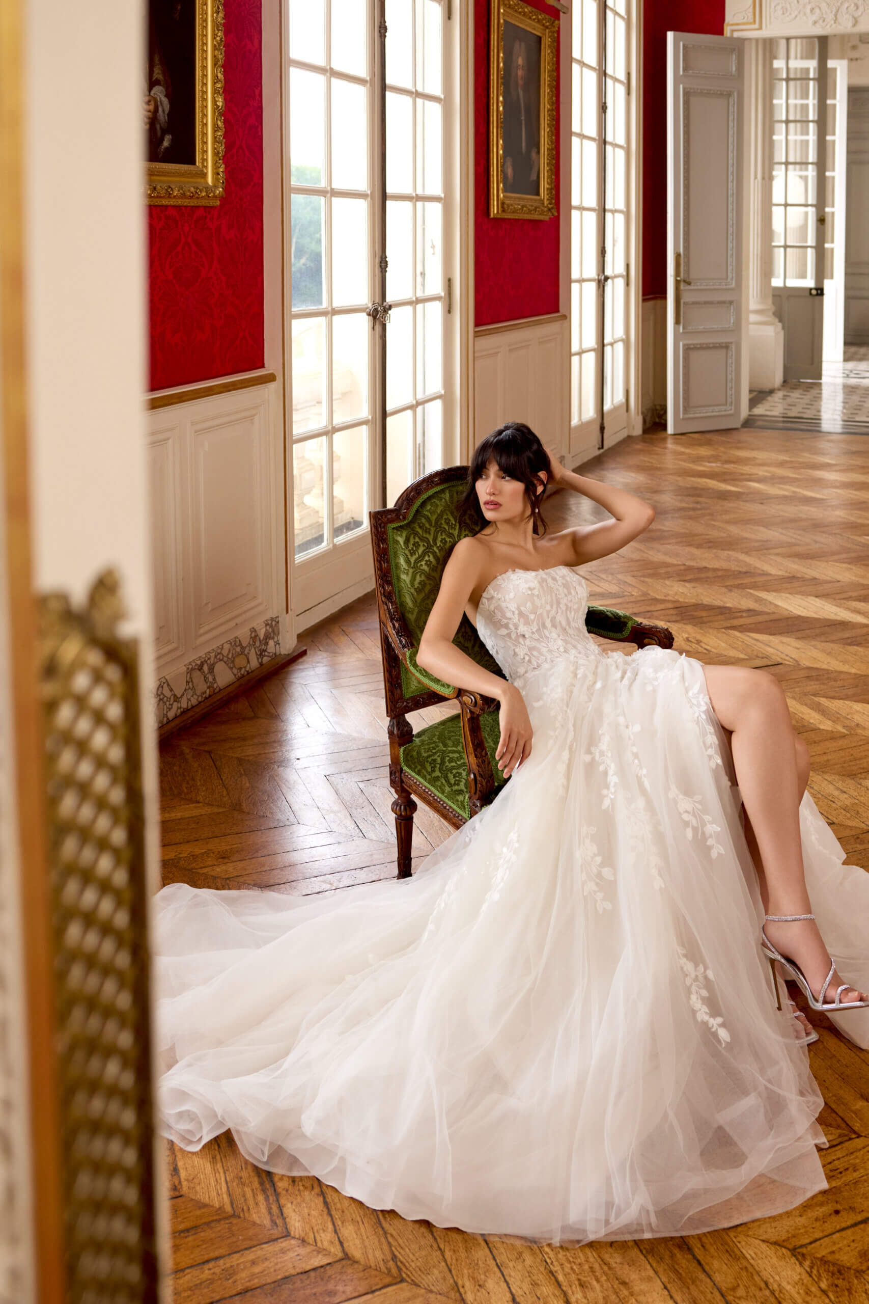 Märchenhaftes Brautkleid im A-Linien-Stil mit trägerloser Spitzen-Corsage, hohem Beinschlitz und fließendem Tüllrock, exklusiv erhältlich in Cuxhaven.
