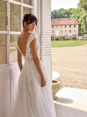 Romantisches Brautkleid im A-Linien-Stil mit floraler 3D-Spitze, sanft schimmerndem Glitzertüll und V-Ausschnitt, exklusiv erhältlich in Cuxhaven.